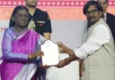राष्ट्रपती द्रौपदी मुर्मू यांच्या हस्ते राष्ट्रीय ललित कला अकादमी पुरस्कार स्वीकारताना रमेश थोरात, सिद्धार्थ शिंगाडे आणि प्रीतम देवस्कर