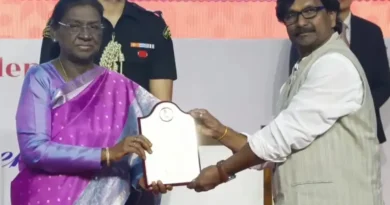 राष्ट्रपती द्रौपदी मुर्मू यांच्या हस्ते राष्ट्रीय ललित कला अकादमी पुरस्कार स्वीकारताना रमेश थोरात, सिद्धार्थ शिंगाडे आणि प्रीतम देवस्कर