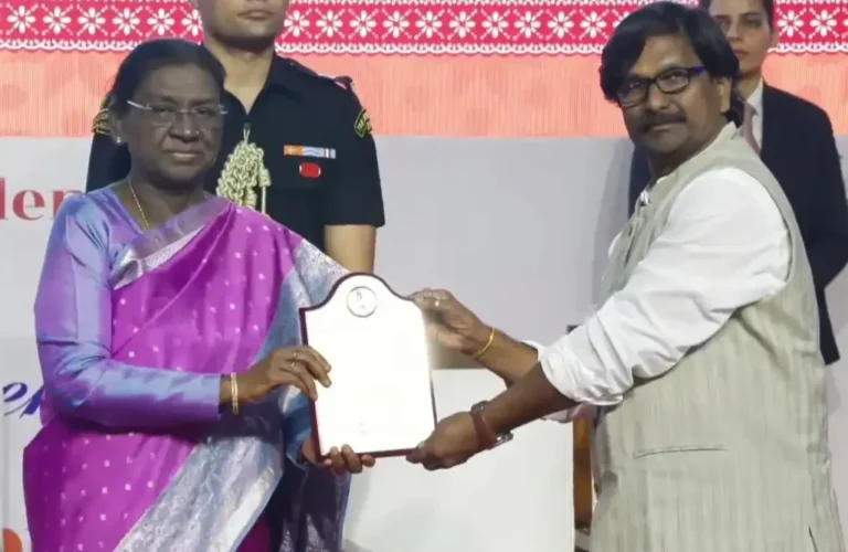 राष्ट्रपती द्रौपदी मुर्मू यांच्या हस्ते राष्ट्रीय ललित कला अकादमी पुरस्कार स्वीकारताना रमेश थोरात, सिद्धार्थ शिंगाडे आणि प्रीतम देवस्कर