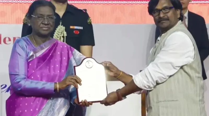 राष्ट्रपती द्रौपदी मुर्मू यांच्या हस्ते राष्ट्रीय ललित कला अकादमी पुरस्कार स्वीकारताना रमेश थोरात, सिद्धार्थ शिंगाडे आणि प्रीतम देवस्कर